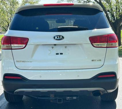 White 2018 Kia Sorento EX