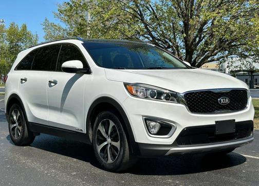 White 2018 Kia Sorento EX