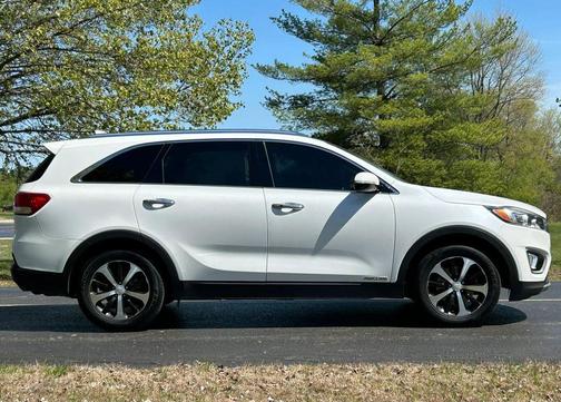 White 2018 Kia Sorento EX