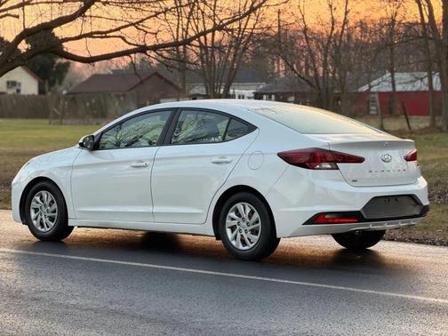 2019 Hyundai ELANTRA SE