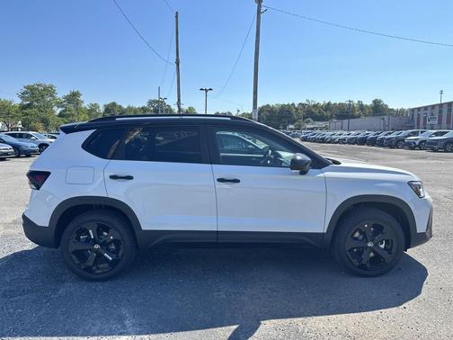 2025 Volkswagen Taos 1.5T SE Black