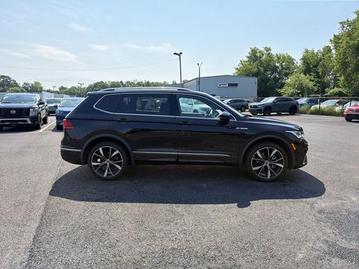 Deep Black Pearl 2024 Volkswagen Tiguan 2.0T SEL R-Line 4MOTION