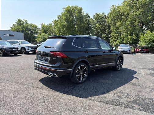 Deep Black Pearl 2024 Volkswagen Tiguan 2.0T SEL R-Line 4MOTION