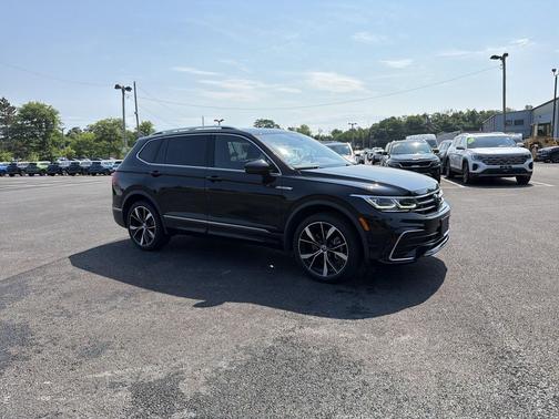 Deep Black Pearl 2024 Volkswagen Tiguan 2.0T SEL R-Line 4MOTION