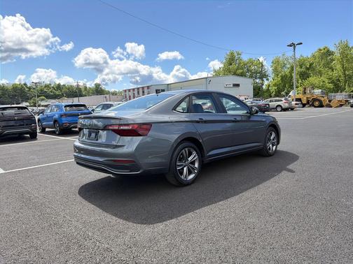 Platinum Gray Metallic 2023 Volkswagen Jetta 1.5T SE