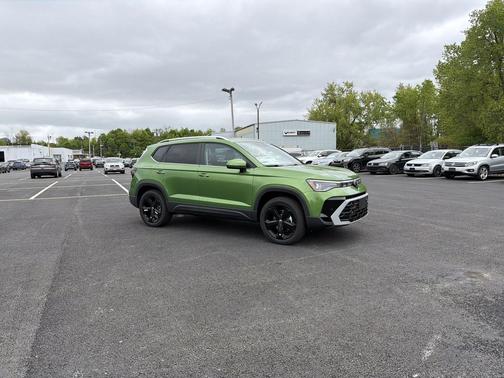 Bright Moss Green Metallic 2026 Volkswagen Taos SEL