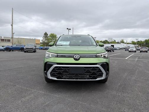 Bright Moss Green Metallic 2026 Volkswagen Taos SEL