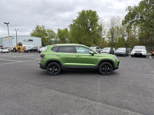 Bright Moss Green Metallic 2026 Volkswagen Taos SEL