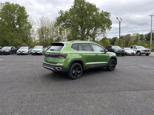 Bright Moss Green Metallic 2026 Volkswagen Taos SEL