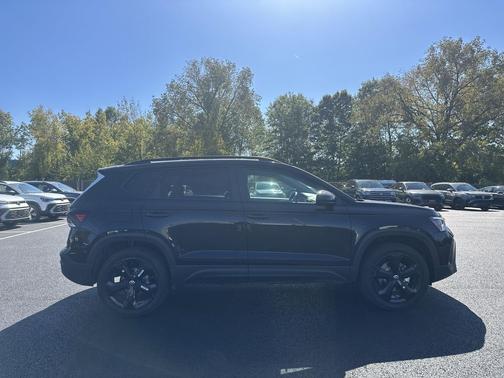 2025 Volkswagen Taos 1.5T SE Black