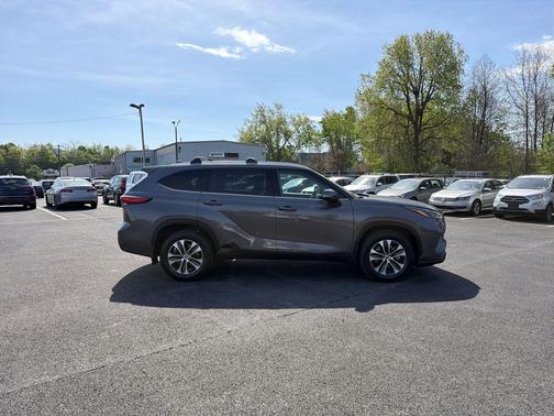 Magnetic Gray Metallic 2021 Toyota Highlander XLE