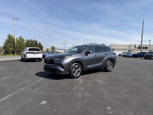 Magnetic Gray Metallic 2021 Toyota Highlander XLE