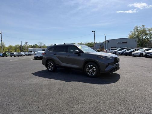 Magnetic Gray Metallic 2021 Toyota Highlander XLE