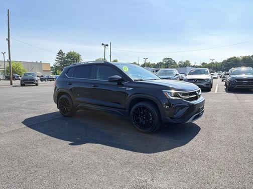 Deep Black Pearl 2022 Volkswagen Taos 1.5T SEL