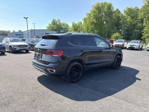 Deep Black Pearl 2022 Volkswagen Taos 1.5T SEL