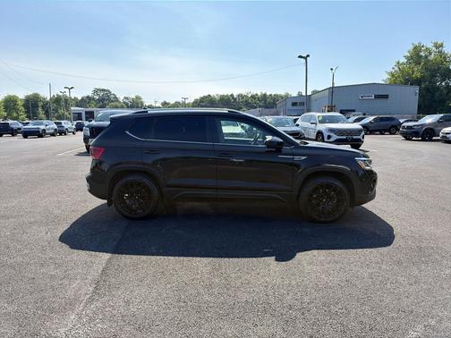 Deep Black Pearl 2022 Volkswagen Taos 1.5T SEL