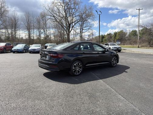 Deep Black Pearl 2024 Volkswagen Jetta 1.5T Sport