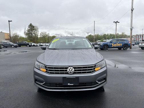 Platinum Gray Metallic 2018 Volkswagen Passat 2.0T SE