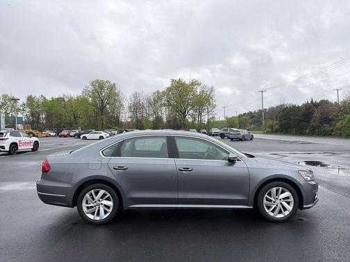 Platinum Gray Metallic 2018 Volkswagen Passat 2.0T SE