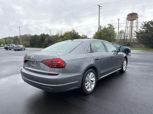 Platinum Gray Metallic 2018 Volkswagen Passat 2.0T SE