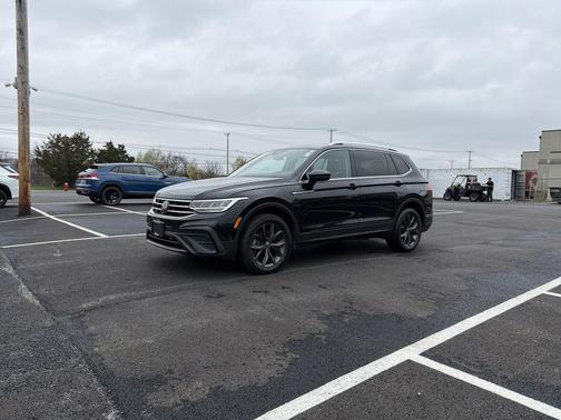 Deep Black Pearl 2023 Volkswagen Tiguan 2.0T SE 4MOTION