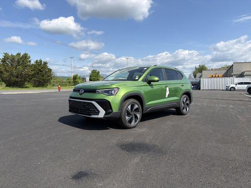 Bright Moss Green Metallic 2026 Volkswagen Taos SE