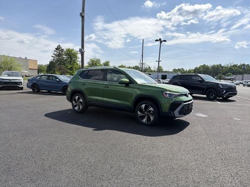 Bright Moss Green Metallic 2026 Volkswagen Taos SE