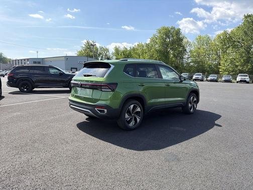 Bright Moss Green Metallic 2026 Volkswagen Taos SE