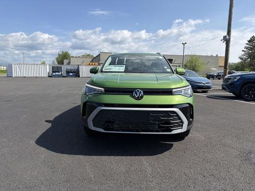 Bright Moss Green Metallic 2026 Volkswagen Taos SE
