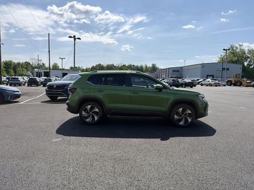 Bright Moss Green Metallic 2026 Volkswagen Taos SE