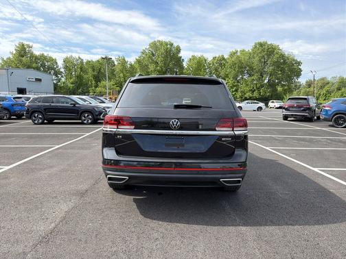 Deep Black 2021 Volkswagen Atlas 2.0T SE w/Technology 4MOTION