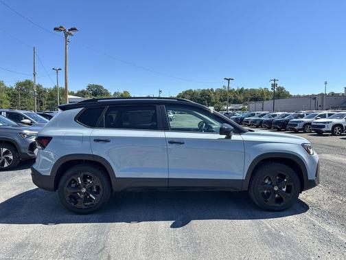 2025 Volkswagen Taos 1.5T SE Black