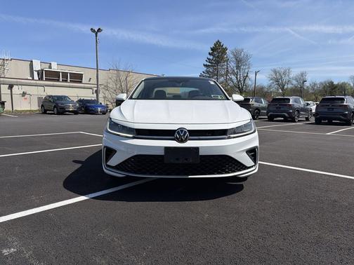 Opal White Pearl 2025 Volkswagen Jetta 1.5T SE