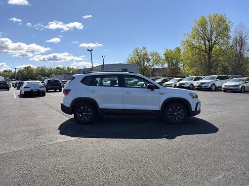 Pure White 2024 Volkswagen Taos 1.5T S