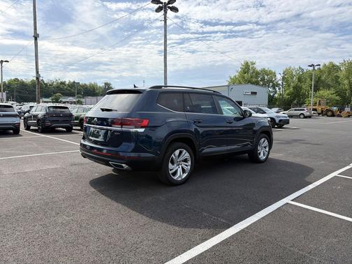Blue Metallic 2022 Volkswagen Atlas 2.0T SE w/Technology 4MOTION