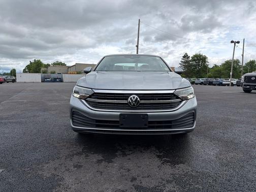Deep Black Pearl 2024 Volkswagen Jetta 1.5T SE