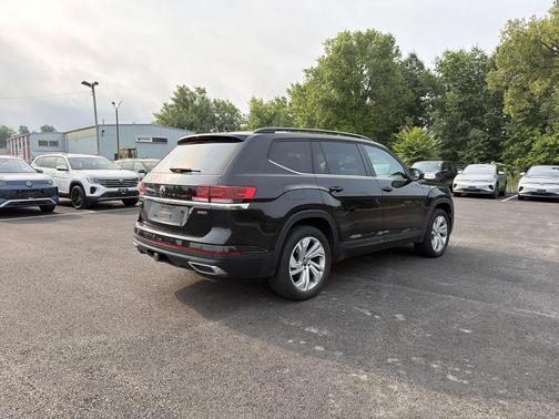 Deep Black Pearl 2022 Volkswagen Atlas 3.6L SE w/Technology