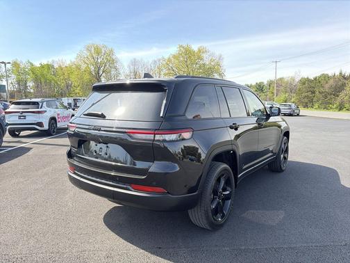 Diamond Black Crystal Pearlcoat 2023 Jeep Grand Cherokee Altitude