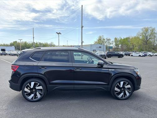 Deep Black Pearl 2024 Volkswagen Taos 1.5T SEL