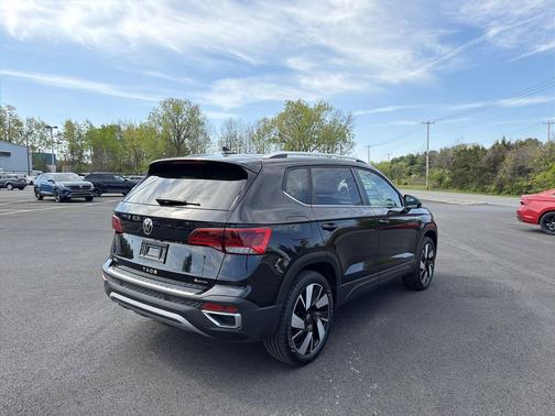 Deep Black Pearl 2024 Volkswagen Taos 1.5T SEL