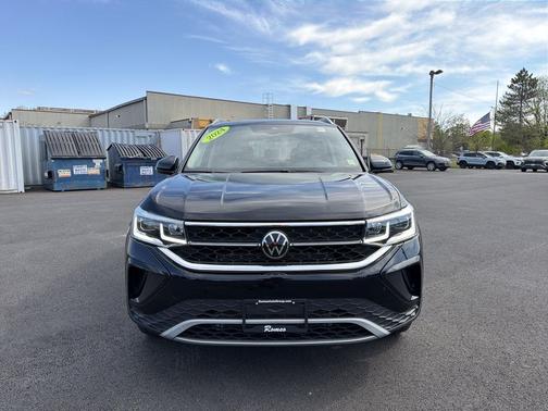 Deep Black Pearl 2024 Volkswagen Taos 1.5T SEL