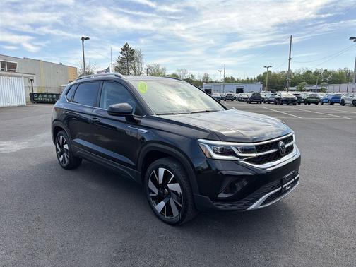 Deep Black Pearl 2024 Volkswagen Taos 1.5T SEL