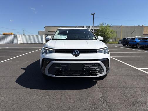 Pure White 2026 Volkswagen Taos SE