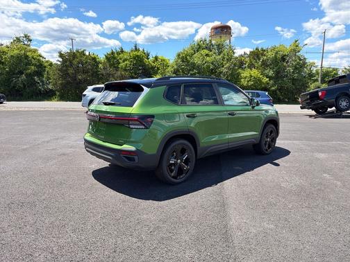 Bright Moss Green W/Deep Black Roof 2026 Volkswagen Taos SE Black