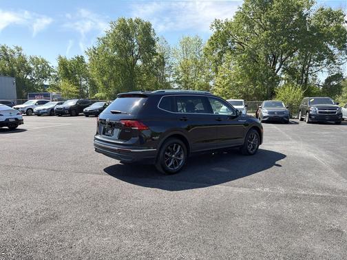 Deep Black Pearl 2023 Volkswagen Tiguan 2.0T SE 4MOTION