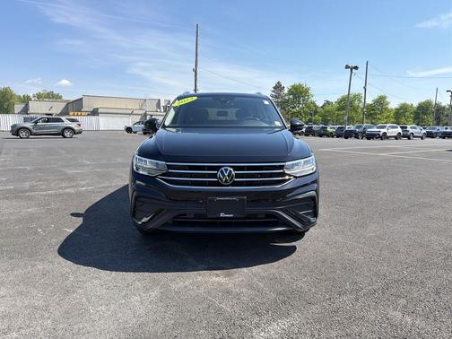 Deep Black Pearl 2023 Volkswagen Tiguan 2.0T SE 4MOTION
