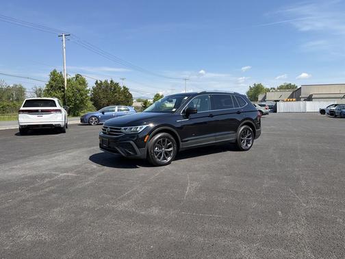 Deep Black Pearl 2023 Volkswagen Tiguan 2.0T SE 4MOTION