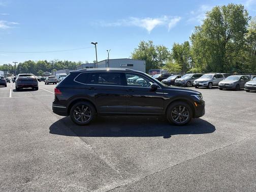 Deep Black Pearl 2023 Volkswagen Tiguan 2.0T SE 4MOTION