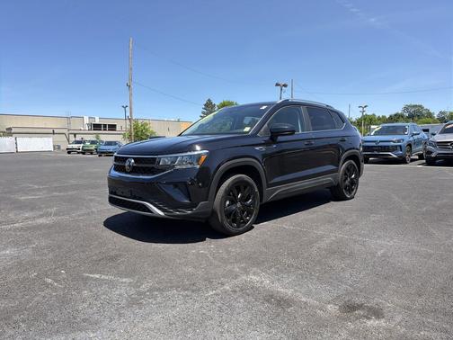 Deep Black Pearl 2023 Volkswagen Taos 1.5T SE