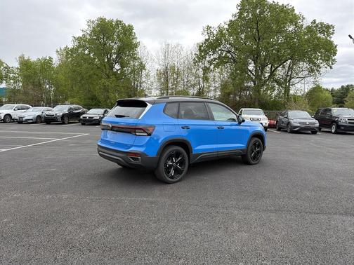 Cornflower Blue w/Deep Black Roof 2026 Volkswagen Taos SE Black